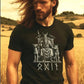 Odin Unisex T-Shirt mit nordischem God-Vater-Motiv, Odin mit Gungnir und Raben auf Thron, Runenschrift und Wikinger-Symbolik