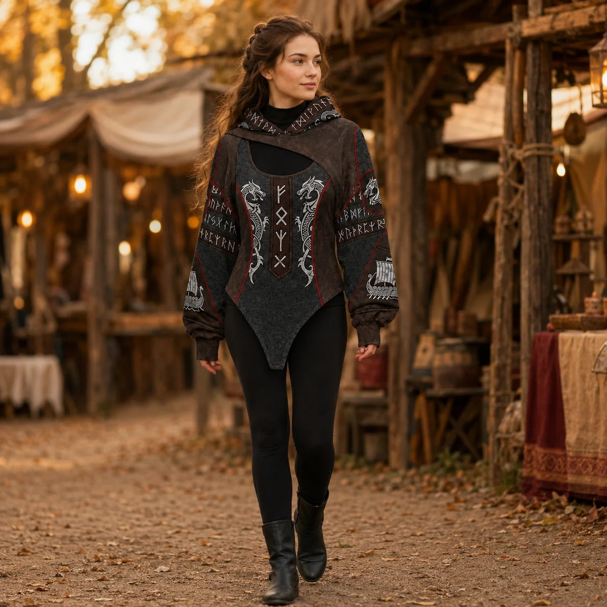 Model trägt Valkyrie Wikinger-Kapuzenbody mit Drachen- und Runenmotiven zu schwarzer Hose